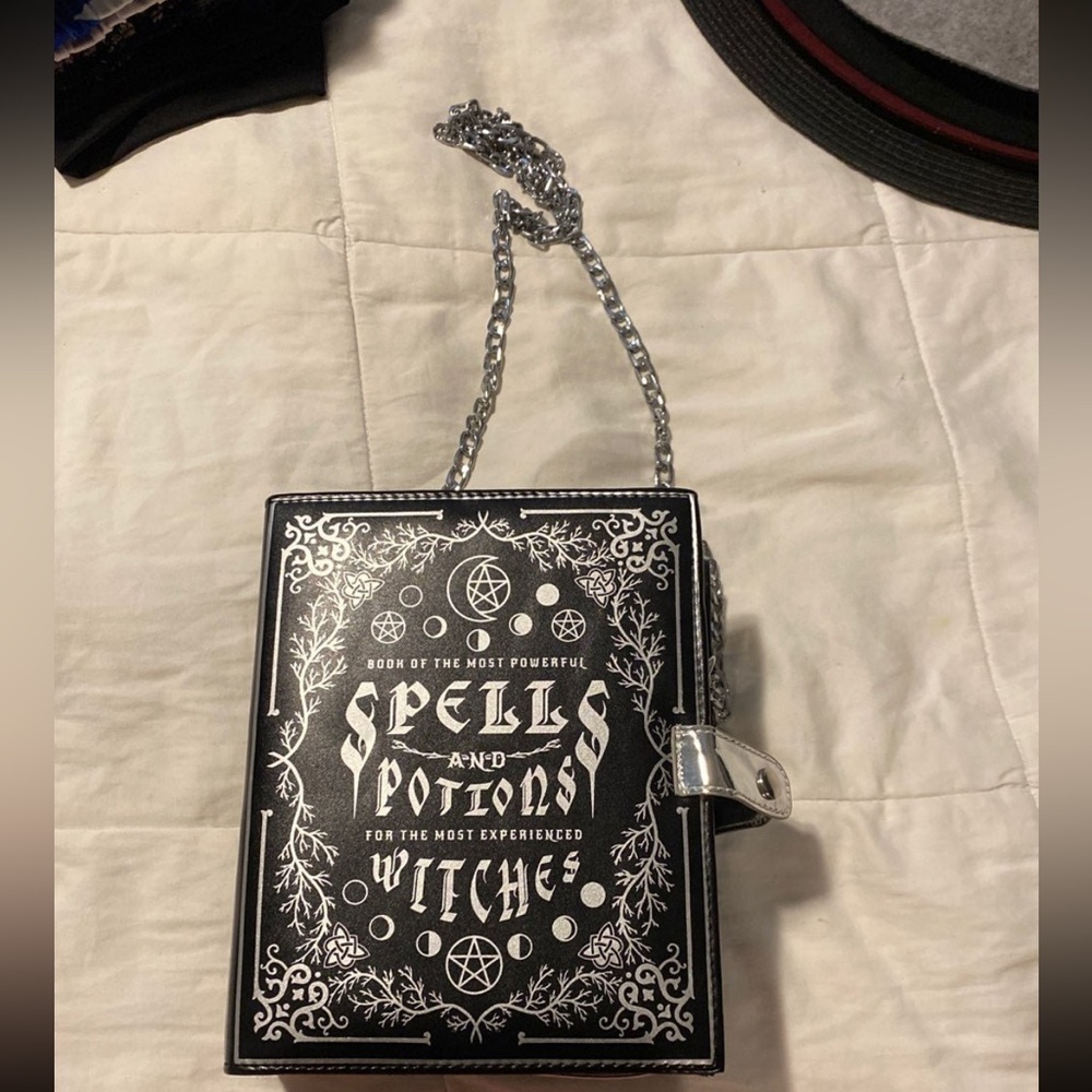 Witchy spell book purse - Picture 2 of 4